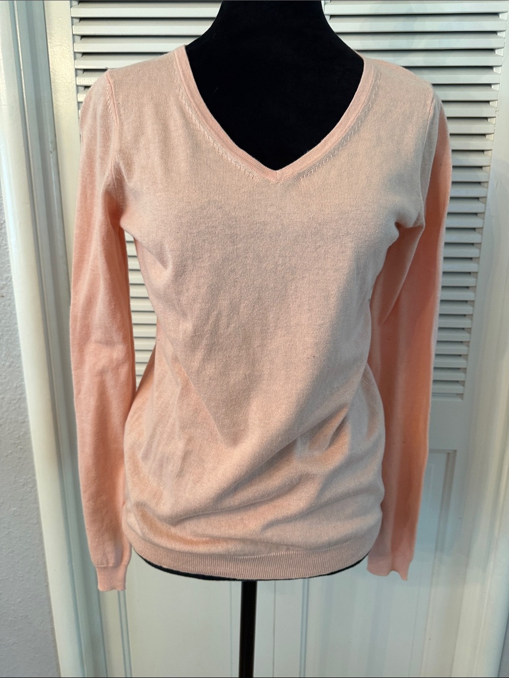 Uniqlo Women's V-Neck Sweater - Light Peach